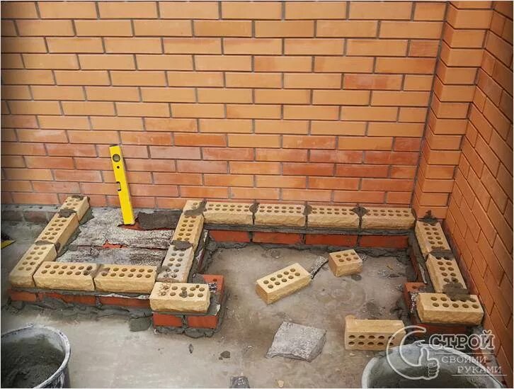 кирпичная калитка. стройка кирпичи. из кирпичиков возводят дом большой ноты.