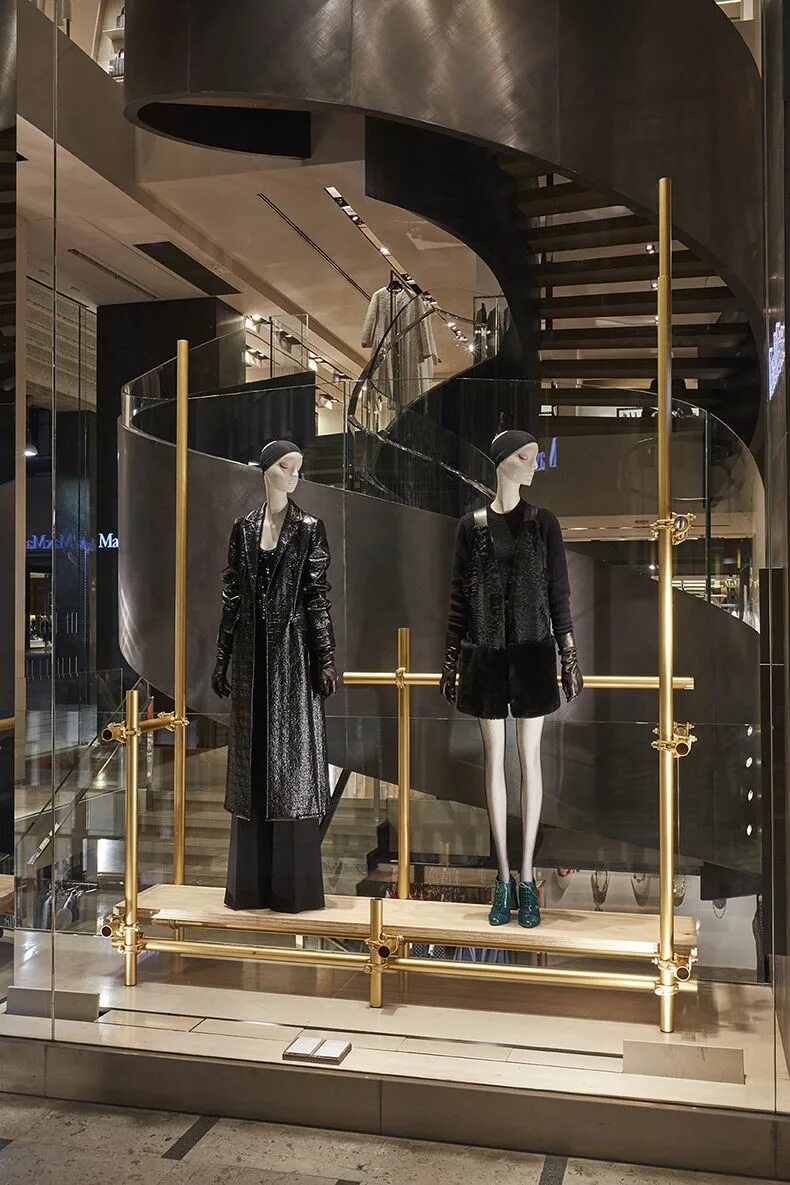 Ночная витрина магазина. Shop Window Max Mara. Max Mara витрина к новому году.