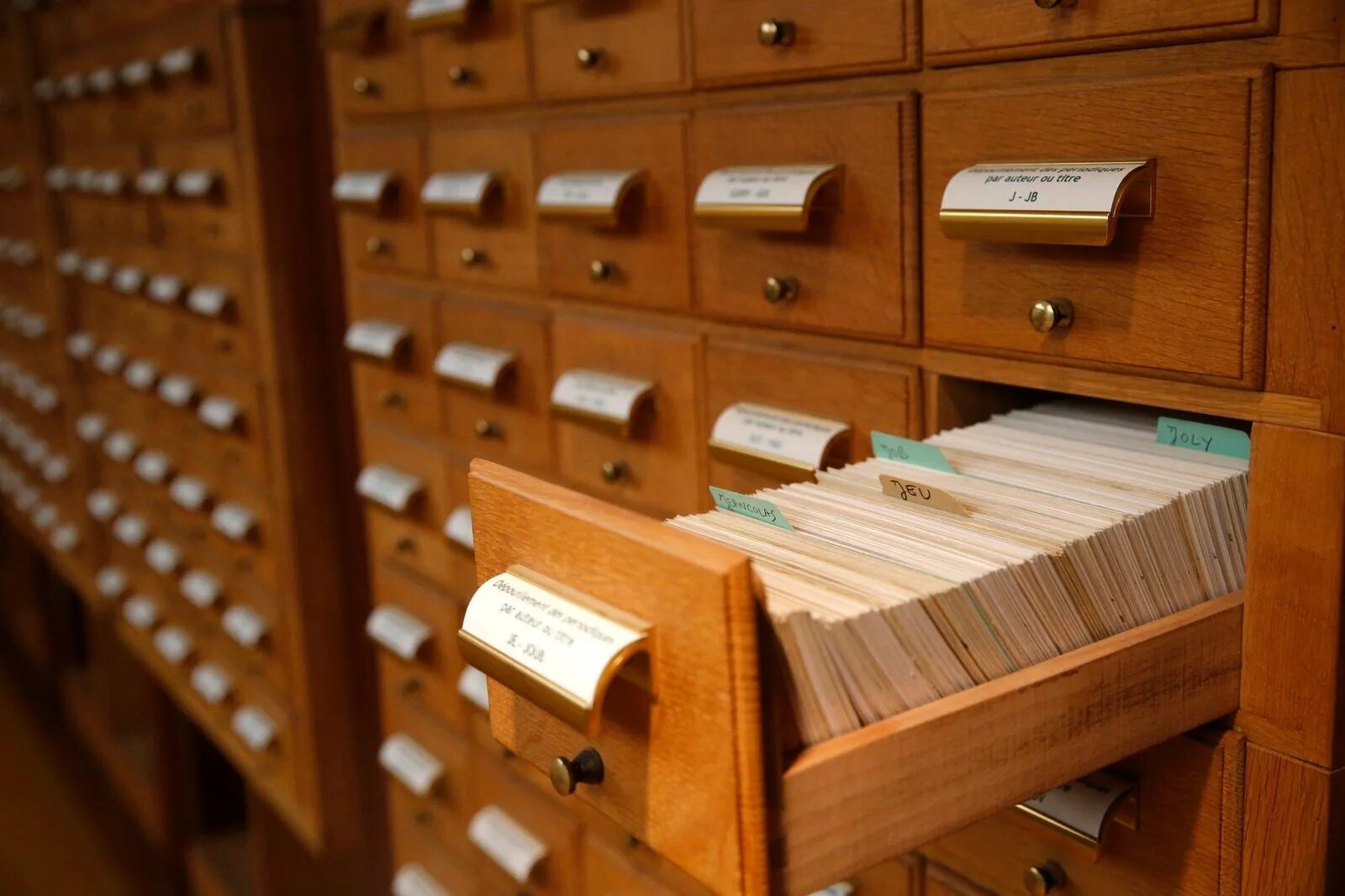 Документы об архивах библиотек. Картотека в библиотеке. Ящики в библиотеке. Библиотечный каталог. Ящики картотеки в библиотеке.