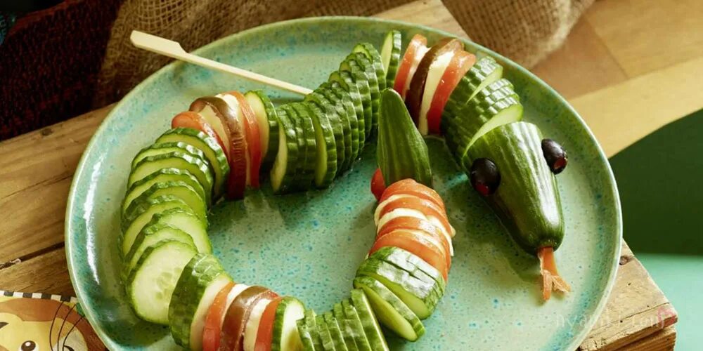 Украшения из огурцов. Как сделать дракончика из огурца. Карвинг огурец. Как сделать дракончика из огурца. Как сделать дракончика из огурца.