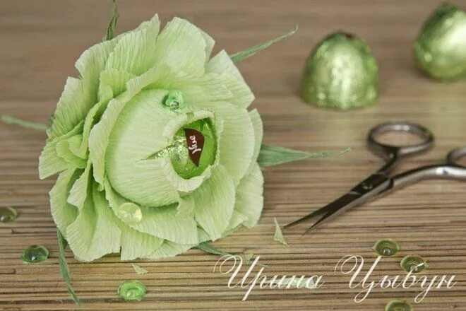 Конфеты для цветов из гофрированной. Конфетные букеты из гофрированной бумаги. букет роз из гофрированной бумаги с конфетами. розы из гофрированной бумаги с конфетами.