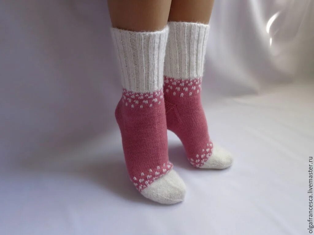 Вязаные носочки. Вязаные носочки для девочки. Носки детские вязаные. Носки для девочки спицами. Розово белые носки