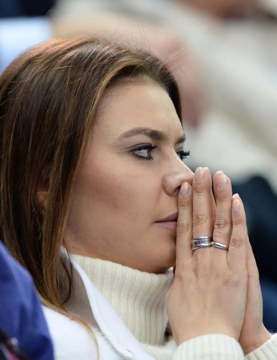 Семейное положение алины кабаевой. Алина кабаева обручальное кольцо. алина кабаева кольцо. дети алины кабаевой фото сейчас 2025. маникюр алины кабаевой.