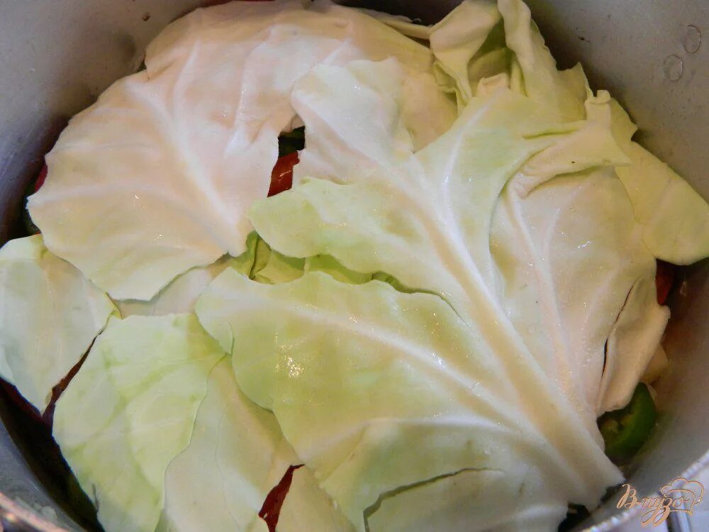 Мясо в капустных листьях рецепт. Мясо в капустных листьях. картошка на капустном листе. ребра на капустных листьях. под листом капусты.