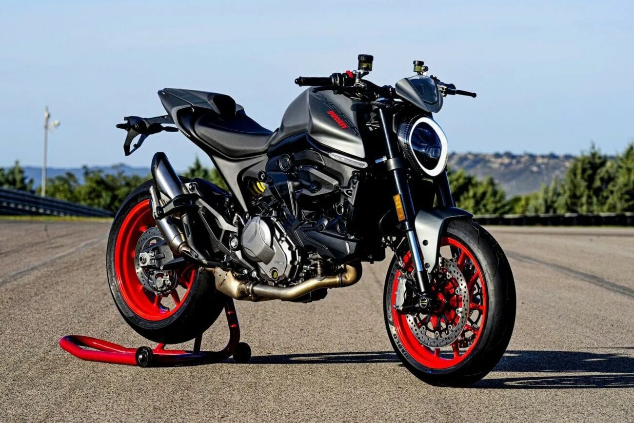 Новый мотоцикл 2023. Ducati Monster 2021. Дукати мотоцикл 2021. Ducati Monster 2022 мотоциклы. Ducati Monster 937.