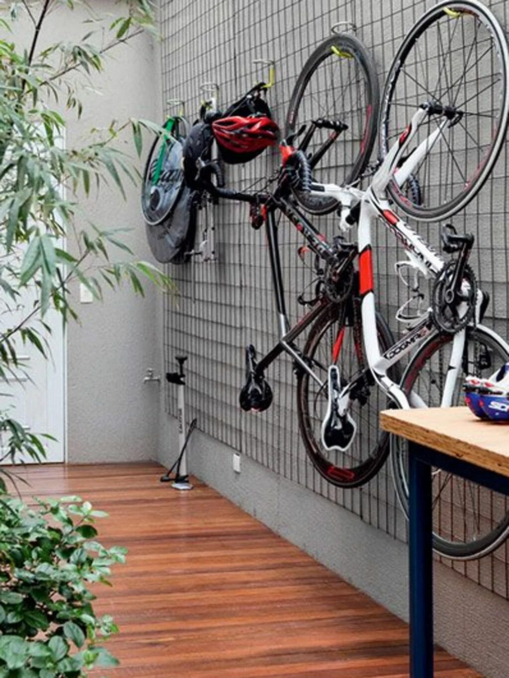 Место для хранения велосипеда. Хранение велосипедов. Система хранения велосипедов. Полка для велосипеда.