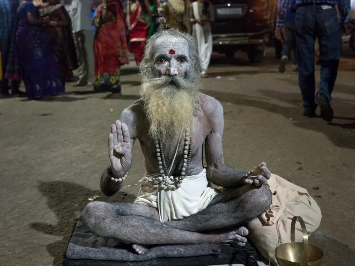 Агхори — последователи шивы. Фото аскетов. Брахманы. Садху вриндаван. Индийские отшельники садху.