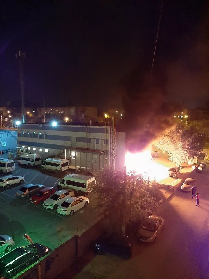 Пожар в волгограде в дзержинском. Пожар в волгограде в дзержинском. Пожар в волгограде. Пожар на вещевом рынке. Пожар в волгограде сейчас в дзержинском районе.