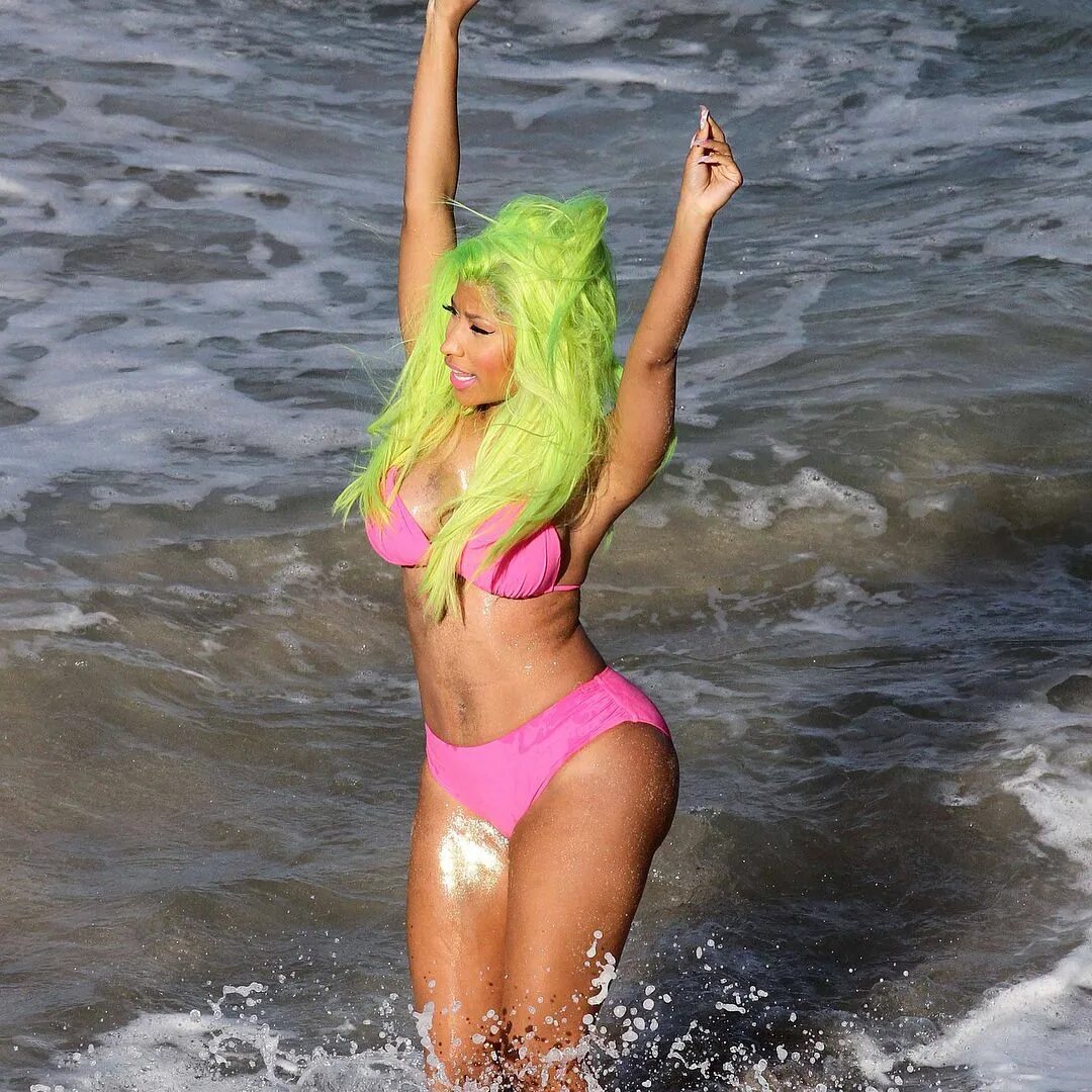 Nicki minaj starships. Ники Минаж старшипс. Ники Минаж блондинка. Ники Минаж в бикини.