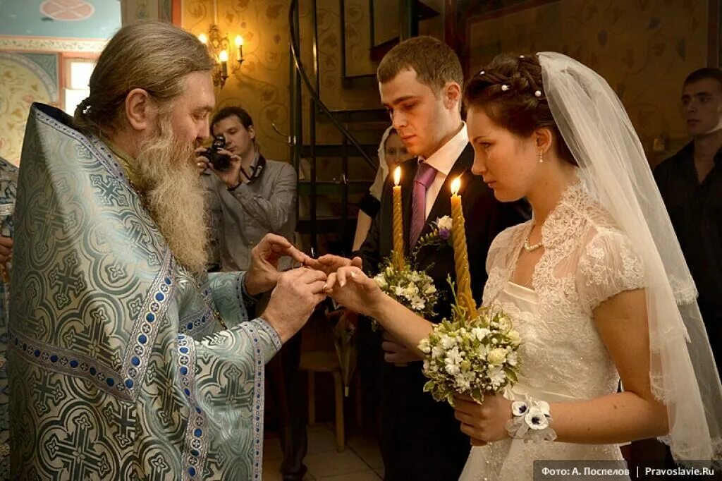 Венчание мужа и жены. Таинство венчания в православии. Христианская семья венчание. Венчание в православном храме.