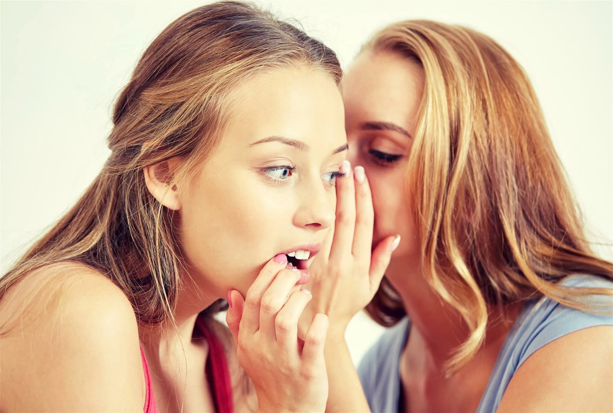 Рассказать подругам. Женщины сплетничают. Девушки подружки. Бабы рассказывают как их. Бабы рассказывают как их.