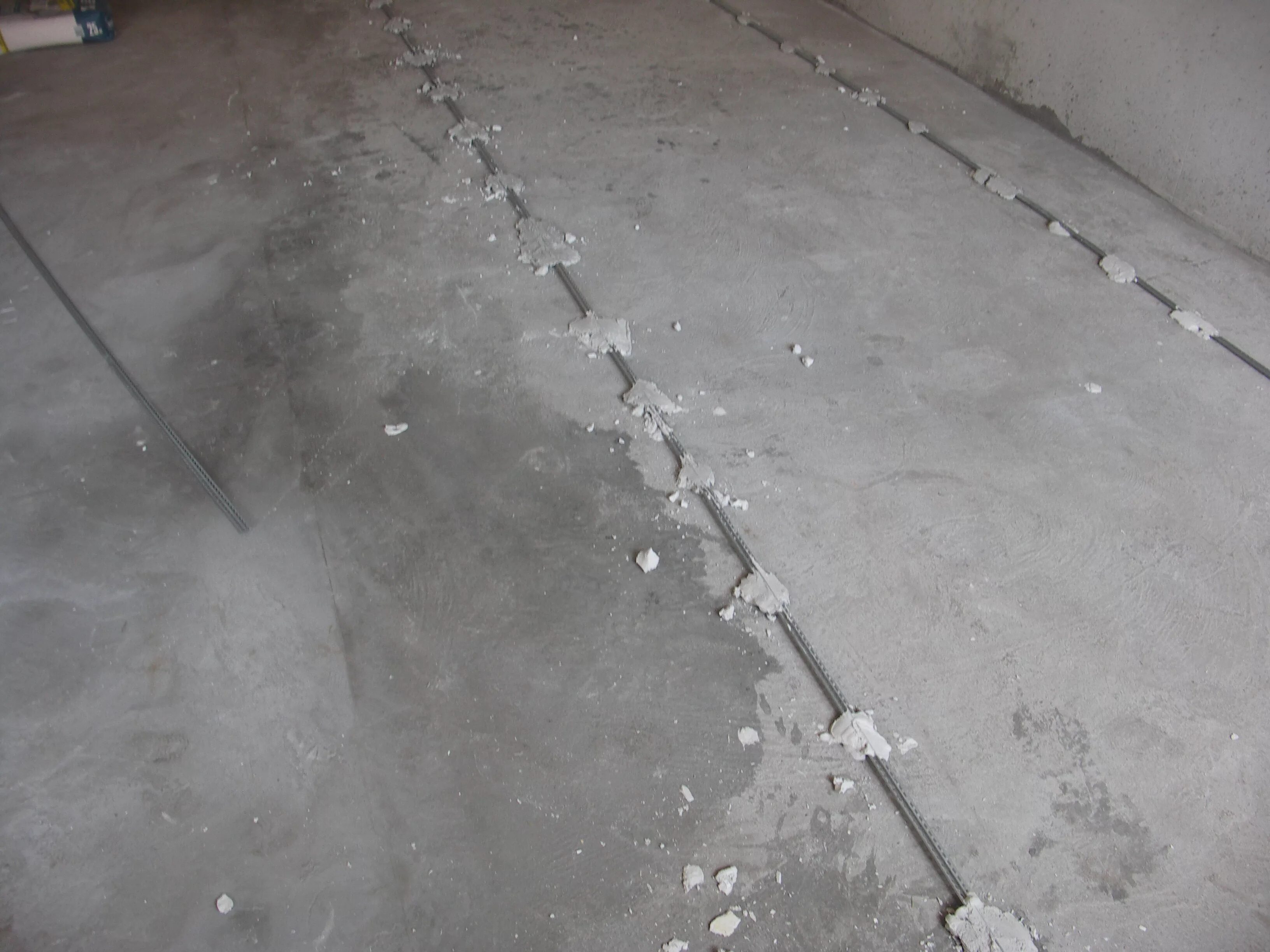 заливка пола в квартире. демонтаж пола в квартире. цементно-песчаная стяжка пола трещины. потрескалась стяжка пола. демонтаж цементно-песчаной стяжки.