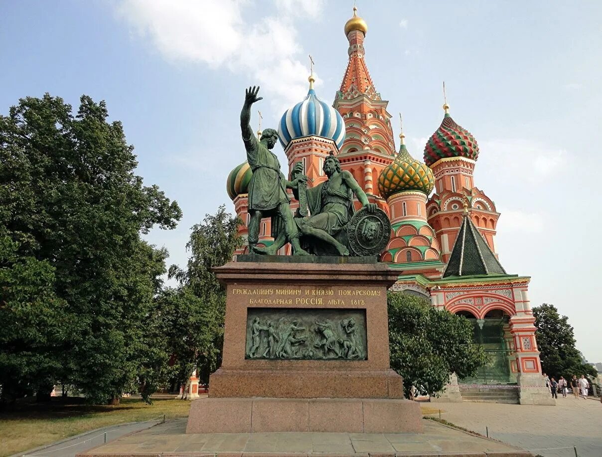 Памятник минину и пожарскому в культуре. Памятник минину и пожарскому на красной площади в москве. Памятник минину и пожарскому моска. Памятник кузьме минину и дмитрию пожарскому в москве. Памятник минину и пожарскому в культуре.