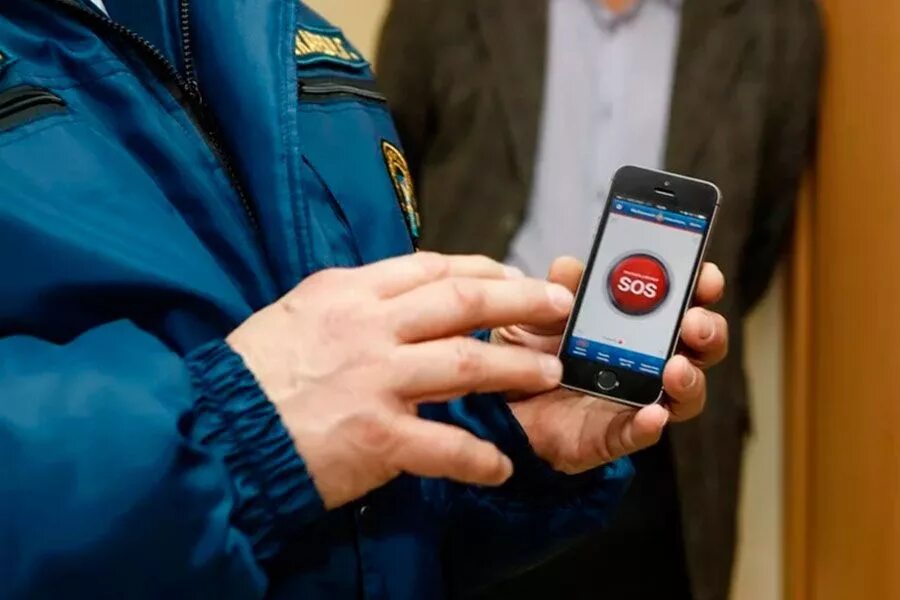 Какой телефон у полиции. Полицейский с телефоном. милиционер с телефоном. полицейский со смартфоном. звонок в полицию.