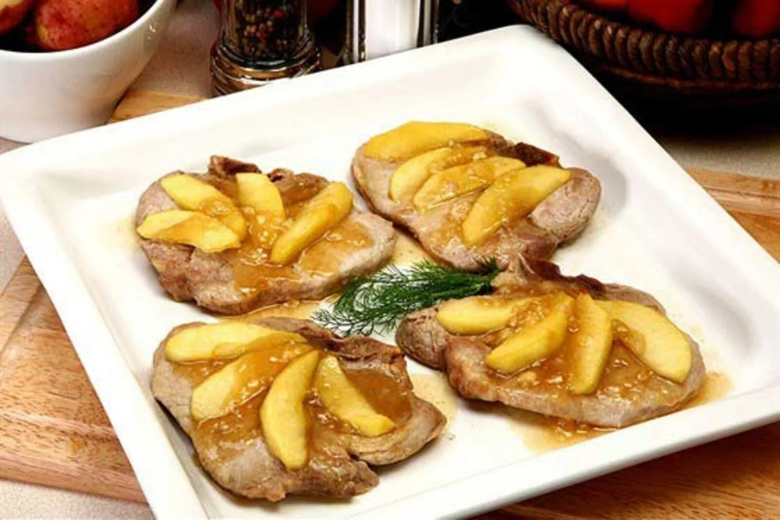 Тушеное мясо с яблоками. Свинина с яблоками. Куриные грудки с яблоками. Свинина с яблоками порционно. Свинина запеченная с яблоками.