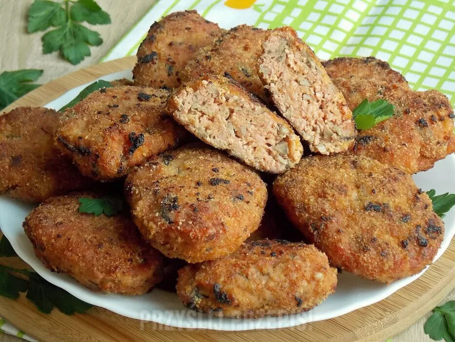 Индейка фарш котлеты. Куриные котлеты смак. Киберкотлеты. Котлеты из индюшачьего фарша. Картошка и котлеты в кантенери.