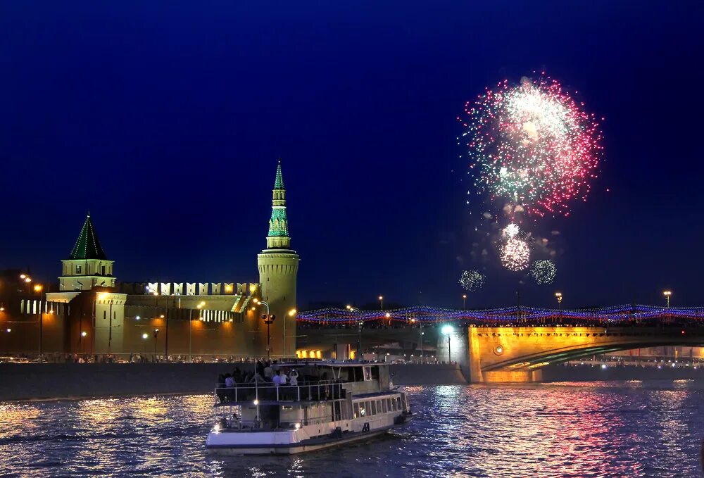 Прогулка на теплоходе 9 мая. Салют на 9 мая с теплохода москва. салют победы в москве с борта теплохода. москва салют в день победы с борта теплохода. салют 9 мая с борта теплохода.