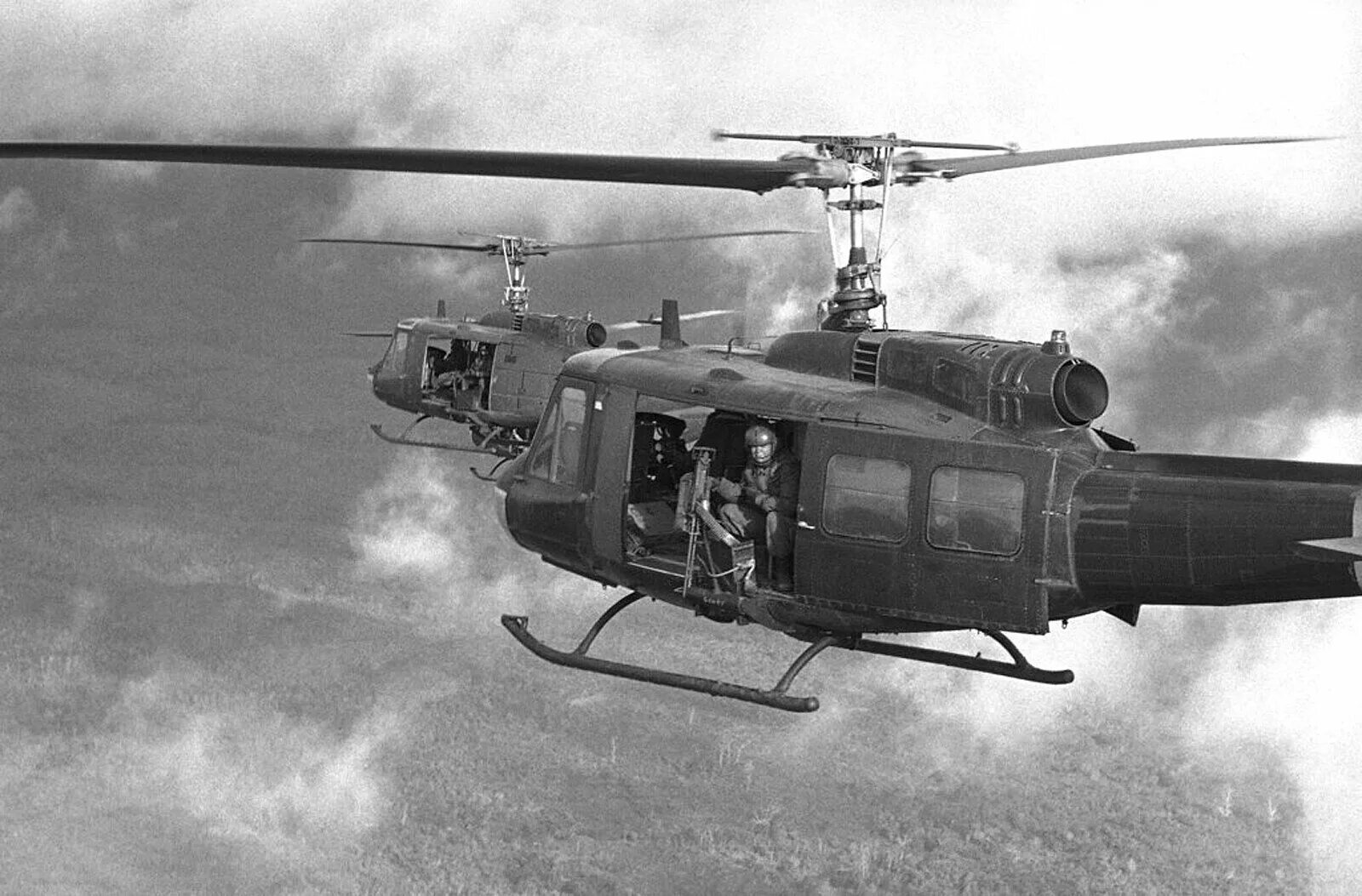 Uh 1 вьетнам. Uh-1 хьюи вьетнам. bell uh-1 iroquois вьетнам. хьюи вертолет вьетнам. вертолёт ирокез uh-1 во вьетнаме.