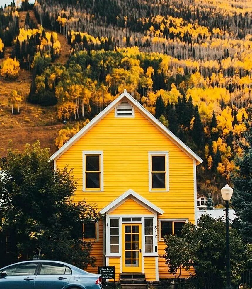 Девушки в жилище. Красивый домик желтого цвета. Дом в поле. Два дома на желтой горе. Девушка в старинном платье босиком.