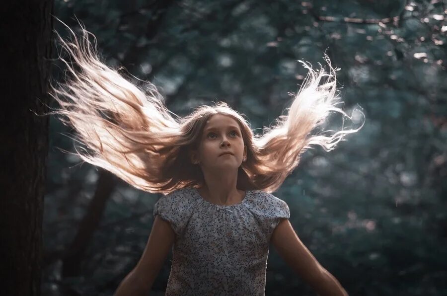 аниме пейзаж. фильм дети ветра. дитя ветра. ребенок с раскинутыми руками. аниме девушка лето.