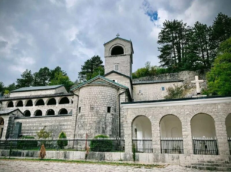 цетиньский монастырь в черногории. цетинский монастырь рождества пресвятой богородицы. монастырь цетинье в черногории. цетине храм в черногории. цетинский монастырь мощи.