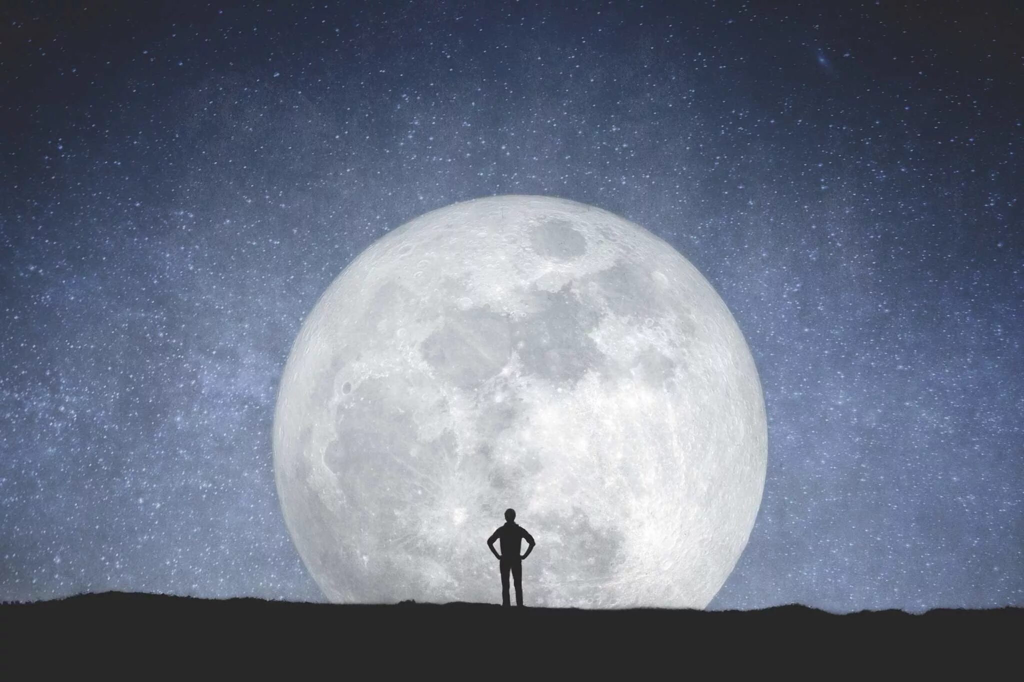 Человек на Луне. Человек на фоне Луны. Большая Луна. Луна арт.