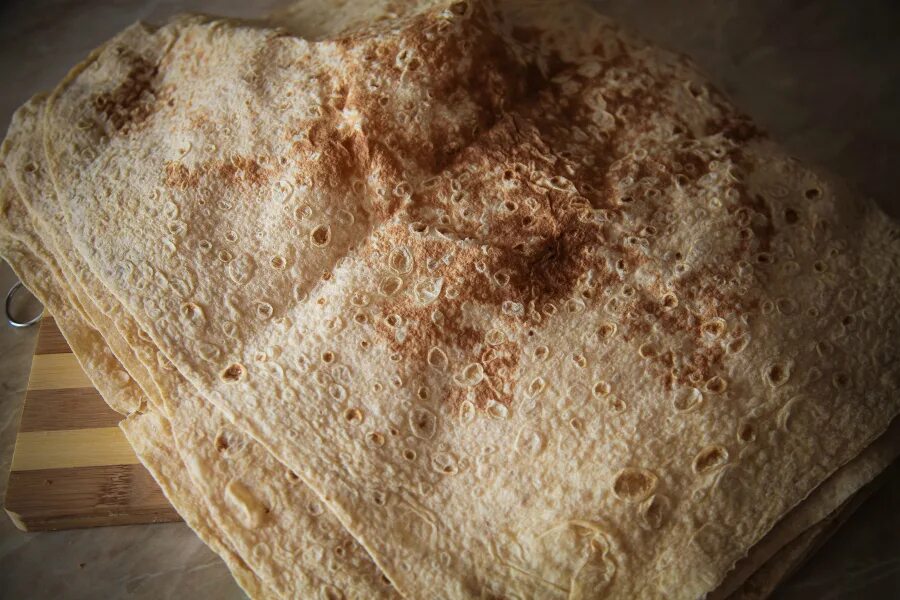 Лаваш добрый пекарь. Лаваш гарни. Армянский лаваш гарни. Армянский лаваш наследие юнеско. Яблоки в лаваше в духовке.