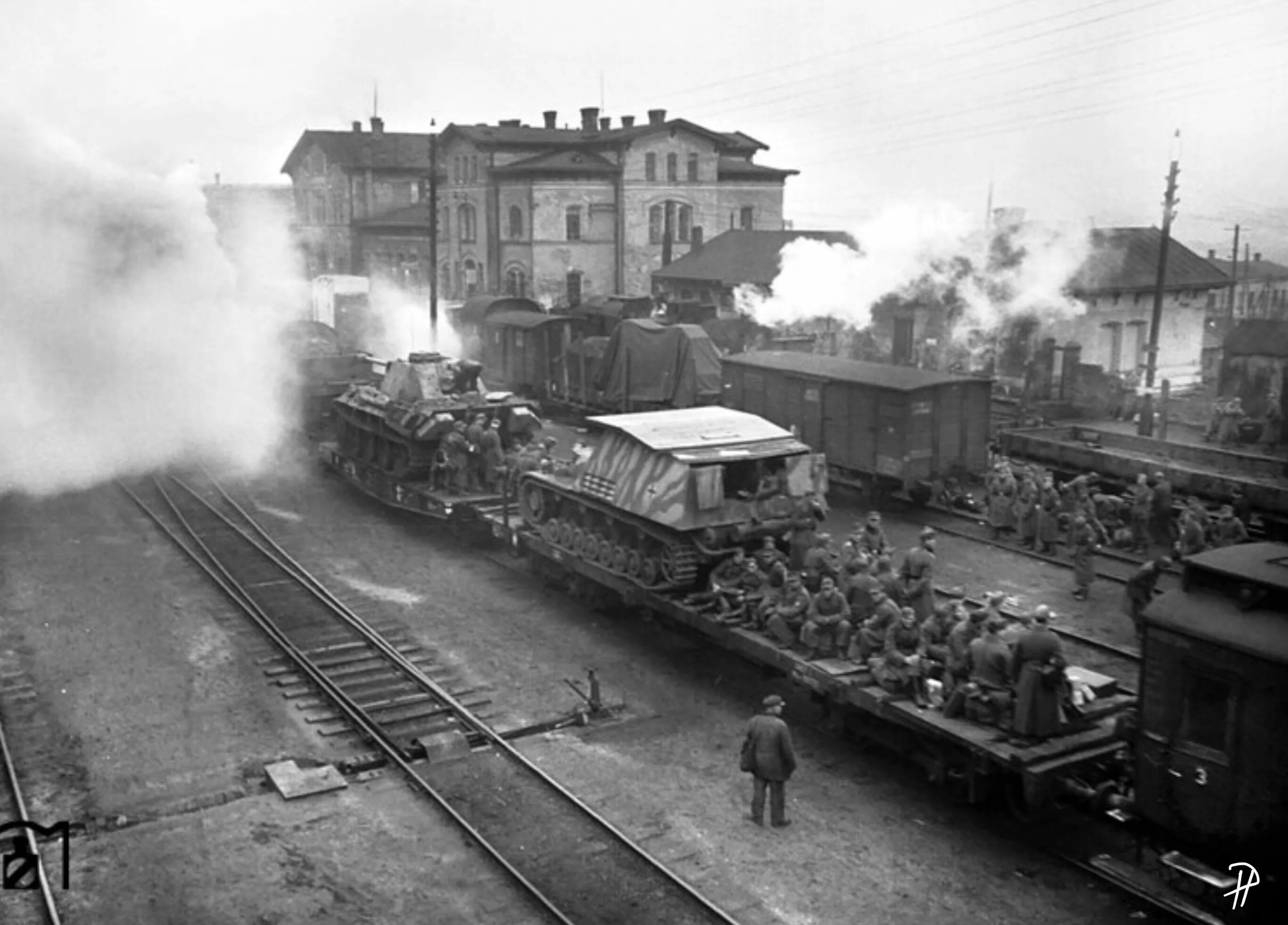 Поезд в годы великой отечественной войны. Военный эшелон 1941. СССР вокзал 1941. Поезд эшелон военный 1941. Вокзал в Германии 1943.