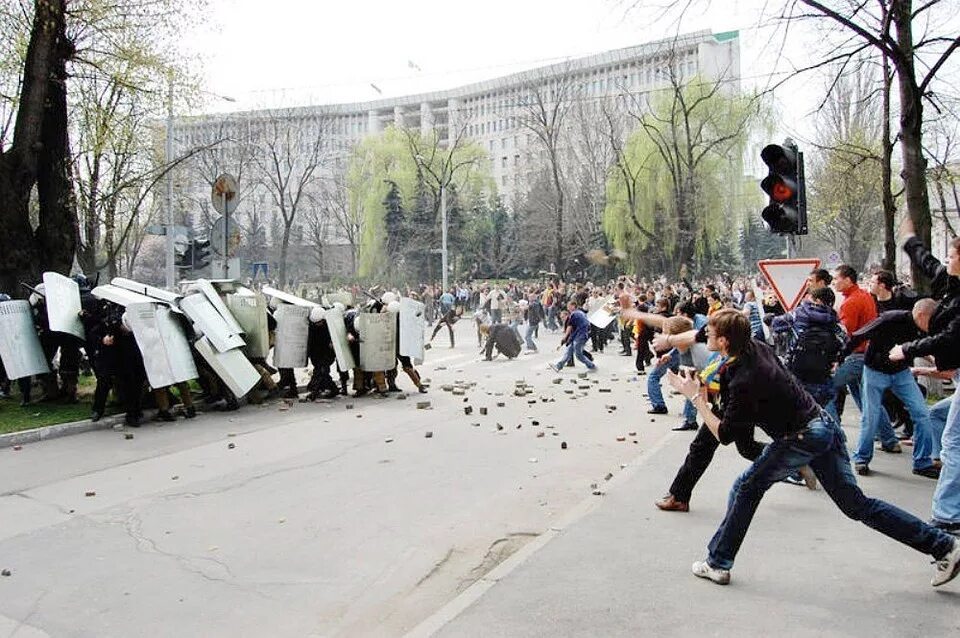 7 Апреля 2009 беспорядки в Кишинёве. Беспорядки в Молдавии 2009. Погромы 7 апреля 2009 в Кишиневе.