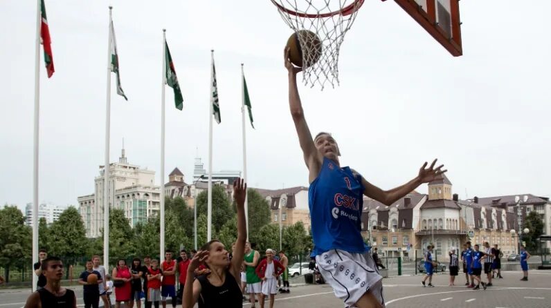 Баскетбол Казань на фоне Тарскаго флага.