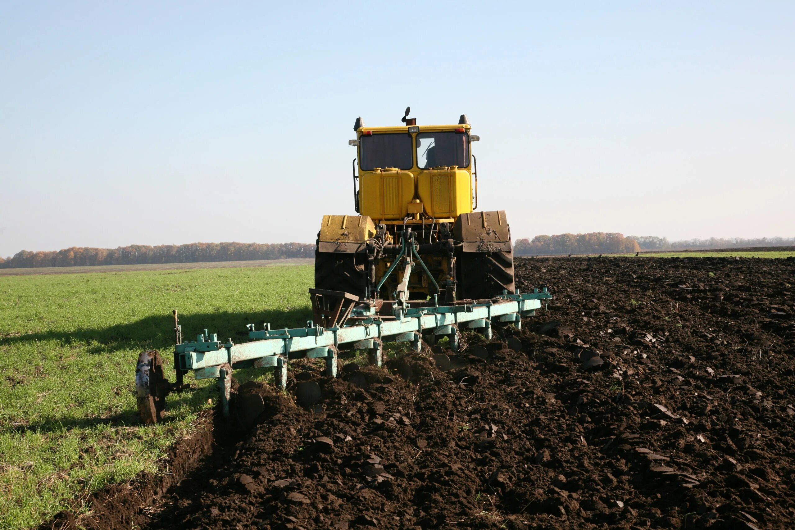 Вспашка плугом. Вспашка земли плугом трактором. Вспашка плугом. Джон дир трактор на вспашке. Техника грегуар бессон.