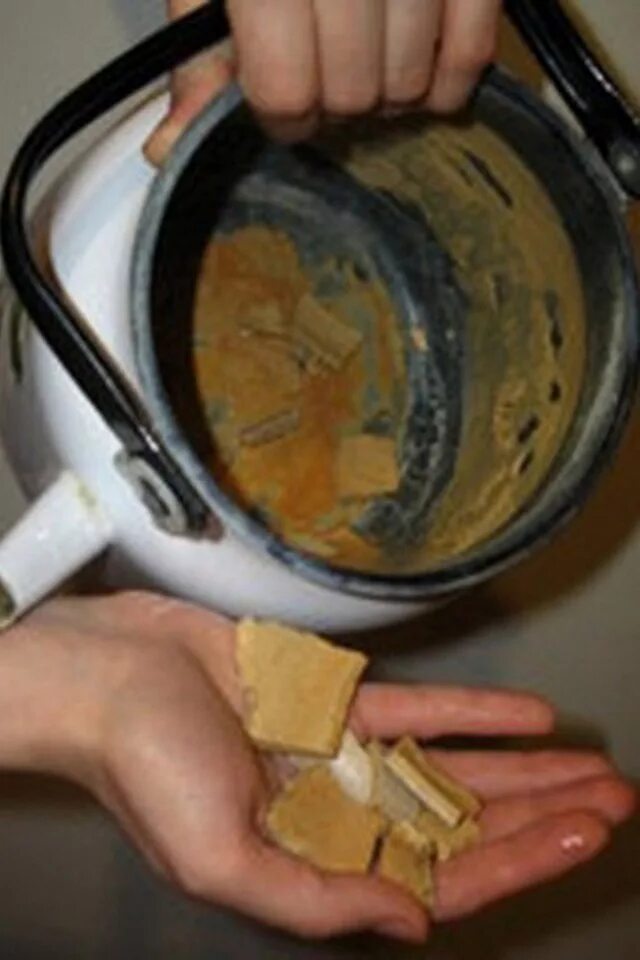 Эмалированный чайник накипь. Накипь в чайнике. накипь в электрочайнике. эмалированный чайник с накипью. грязный электрический чайник.