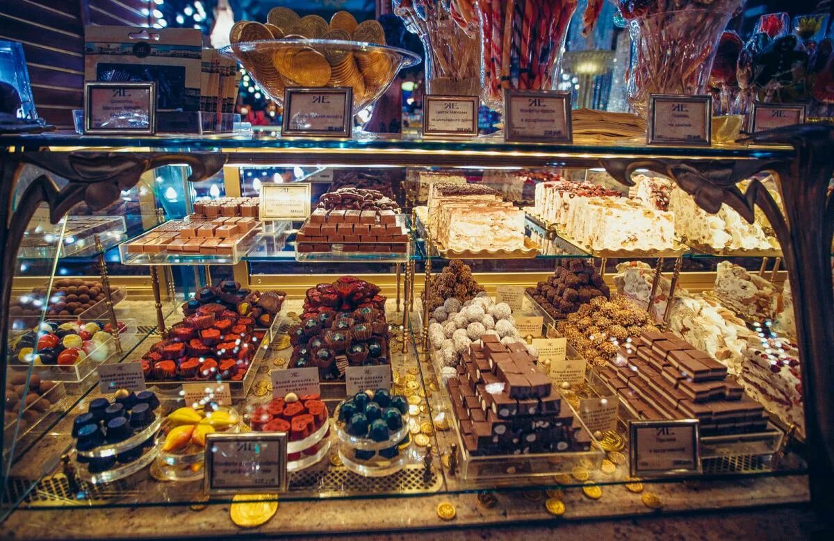 Импортные продукты. Тележка с товарами. Полки для продуктового магазина. Рост цен на товары и услуги. Разные товары.