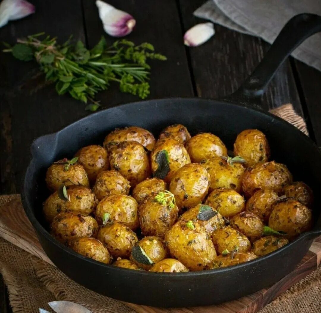 Как приготовить вкусно молодую картошку в духовке