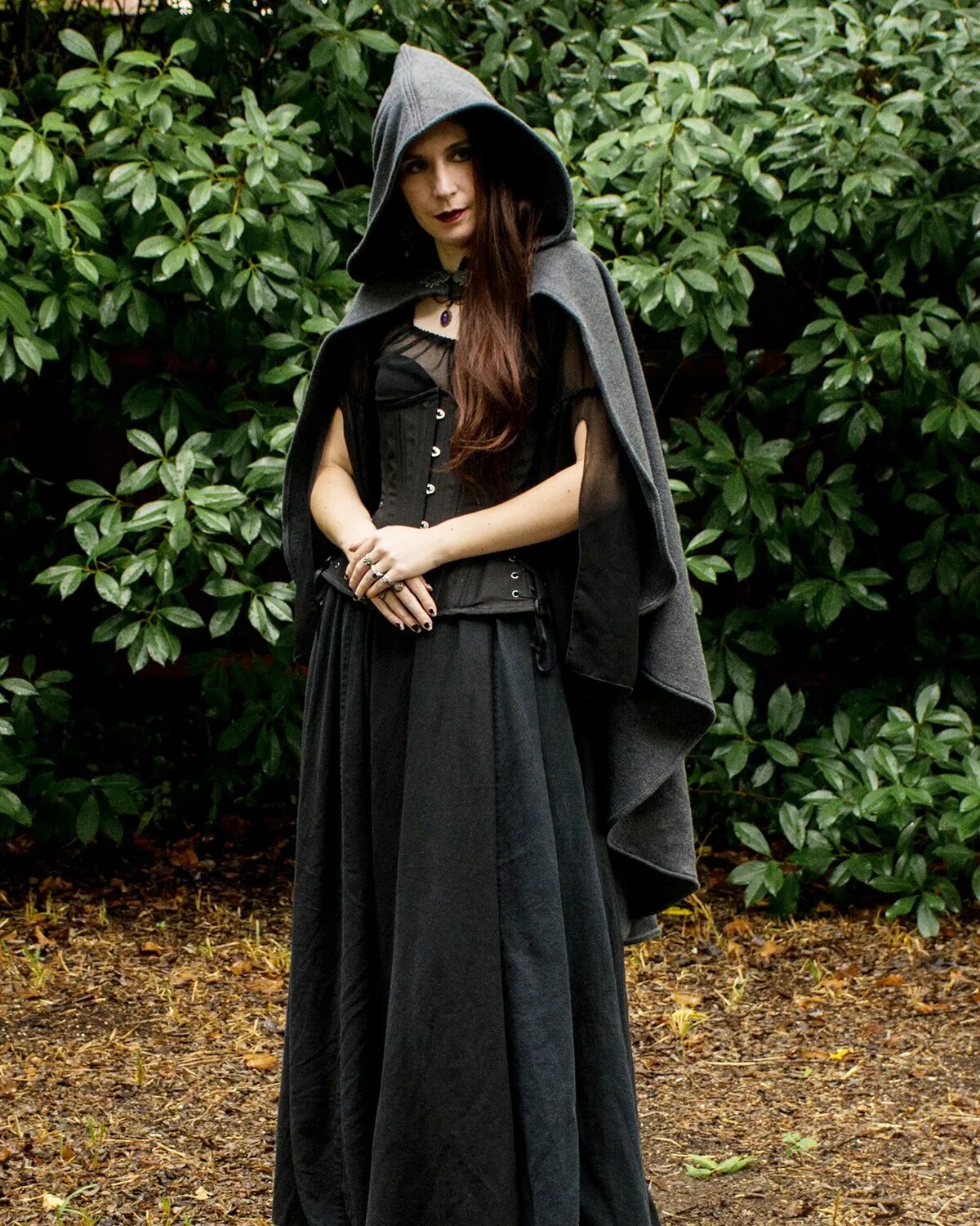 девушка в мантии. девушка в плаще. красный плащ. меховые накидки белые. мантия арвен.