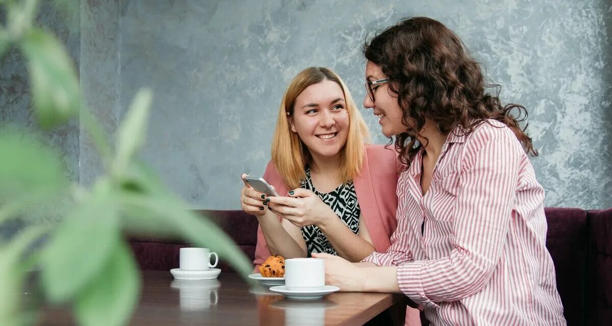 Общение. Разговоры на кухне. Разговор на диване с чаем. Обмен подругами.