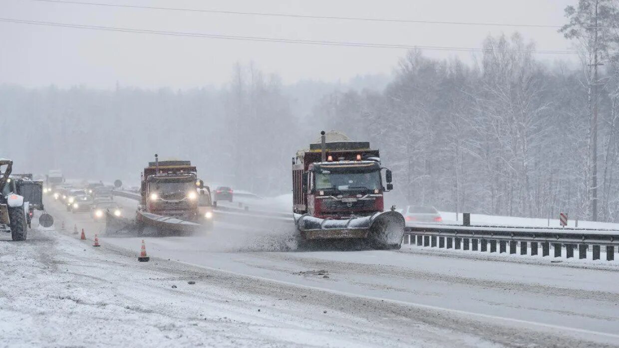 Какая сегодня трасса. Снежные заносы в Челябинской области. Неудовлетворительные дорожные условия. Снег на трассе 2020. Расчистка снега м5.