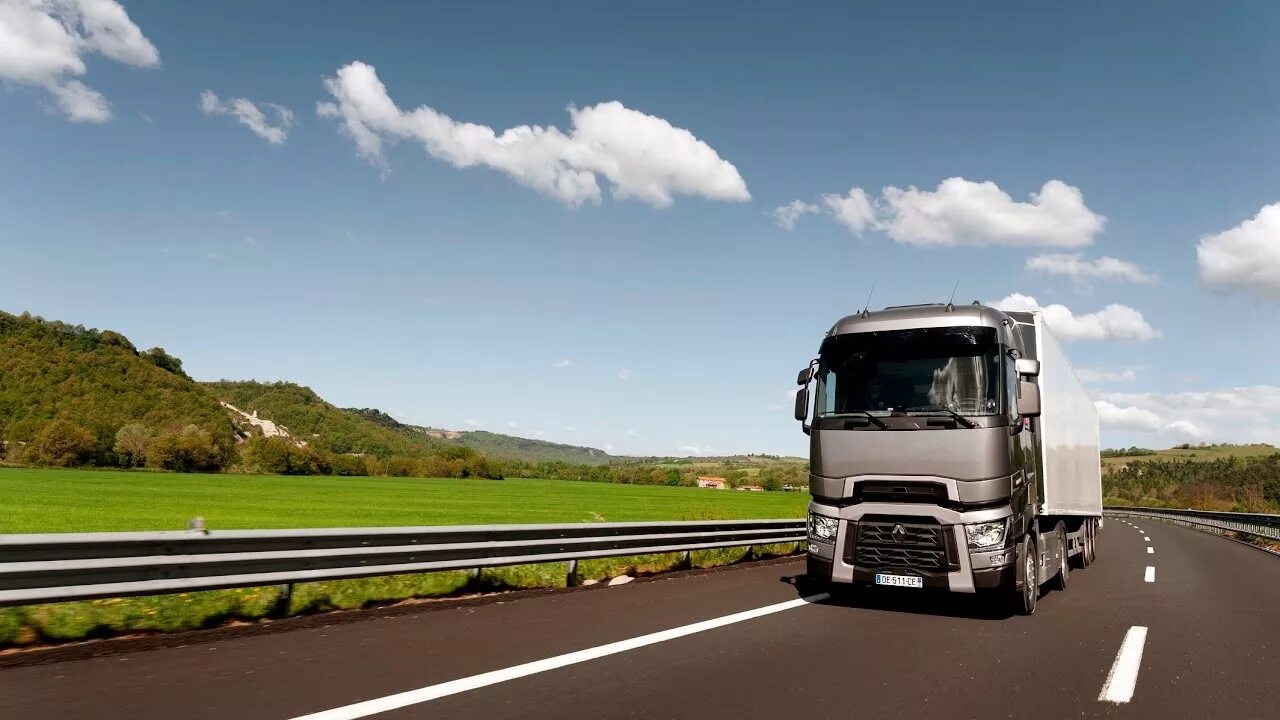 Дорога дальнобойщика. Дальнобойщики в европе. Фредлайнер дальнобой. Путь дальнобойщика. Фура на дороге.