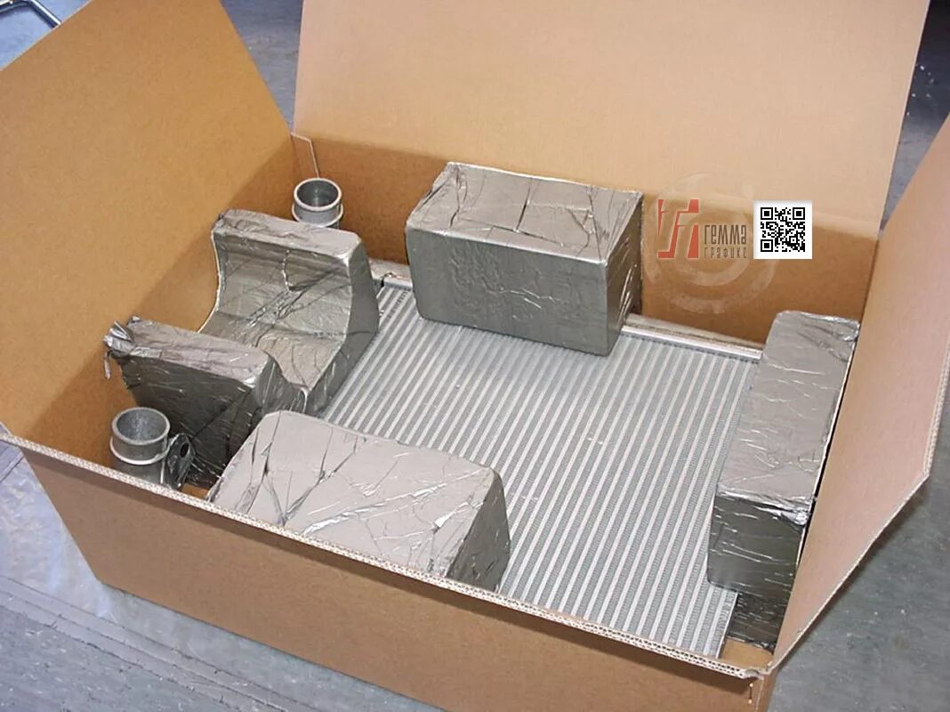 Поврежденная картонная коробка. Упаковка деталей. Protective packaging. Транспортировочная упаковка. Упаковывать детали.