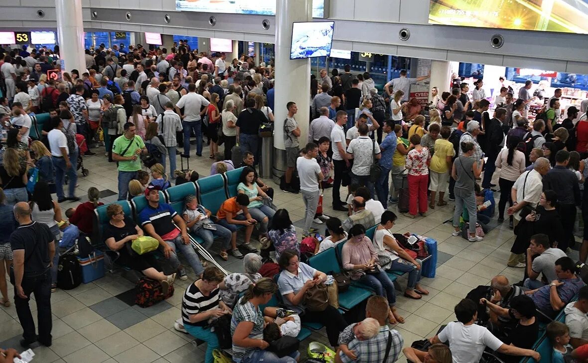 Много людей в очереди. Очередь в аэропорту. Много людей в аэропорту. Очередь в аэропорту Домодедово. Очереди в аэропортах Москвы.