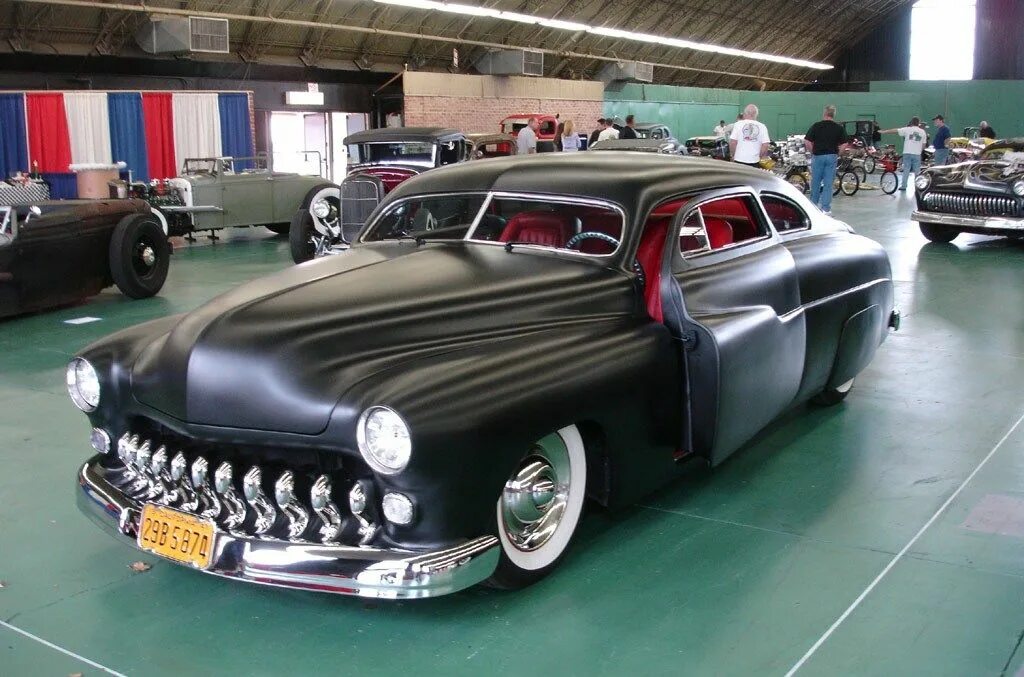 Пятьдесят род. 1950 Mercury hot Rod. Выставка американских ретро автомобилей. Кастом автомобили. Американский кастомайзинг автомобилей.