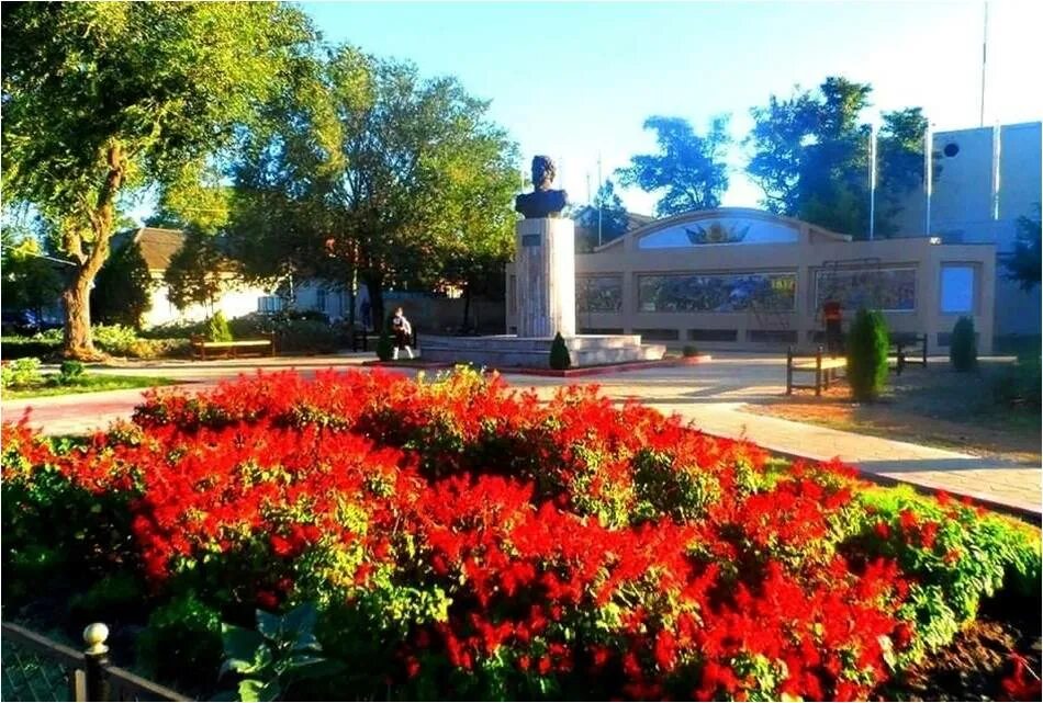 Город Кизляр парк. Кизляр Центральный парк. Памятник Багратиону в Кизляре. Город Кизляр Республика Дагестан.