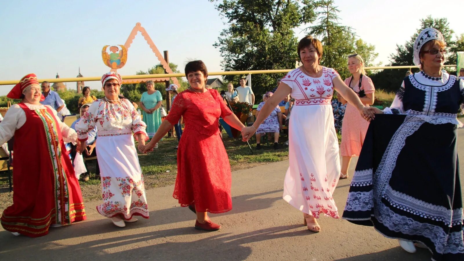 Праздники челны. Татарские челны менделеевский район. менделеевск татарские челны. село татарские челны. яблочное день села.