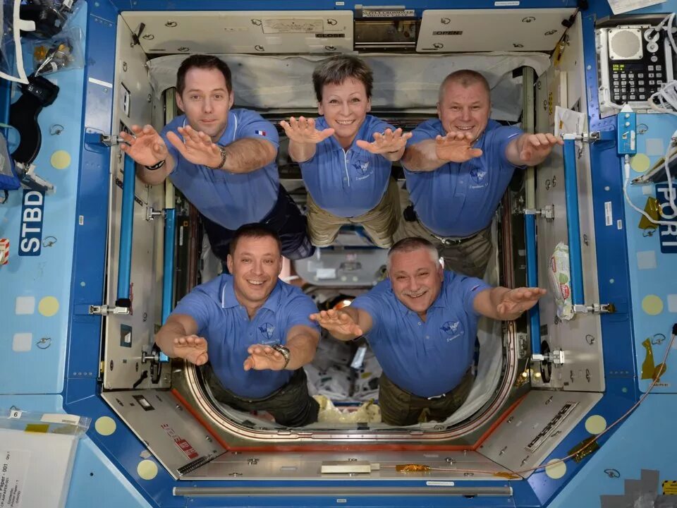 Занимаются ли космонавты. Космонавты в невесомости на МКС. Человек в космическом корабле. Российские космонавты в невесомости.