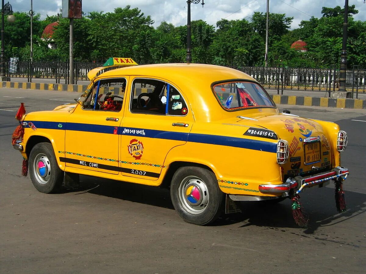 Такси 170. Хиндустан Амбассадор. Индийские такси Амбассадор. Индия автомобиль Амбассадор такси. Машина такси Амбассадор.