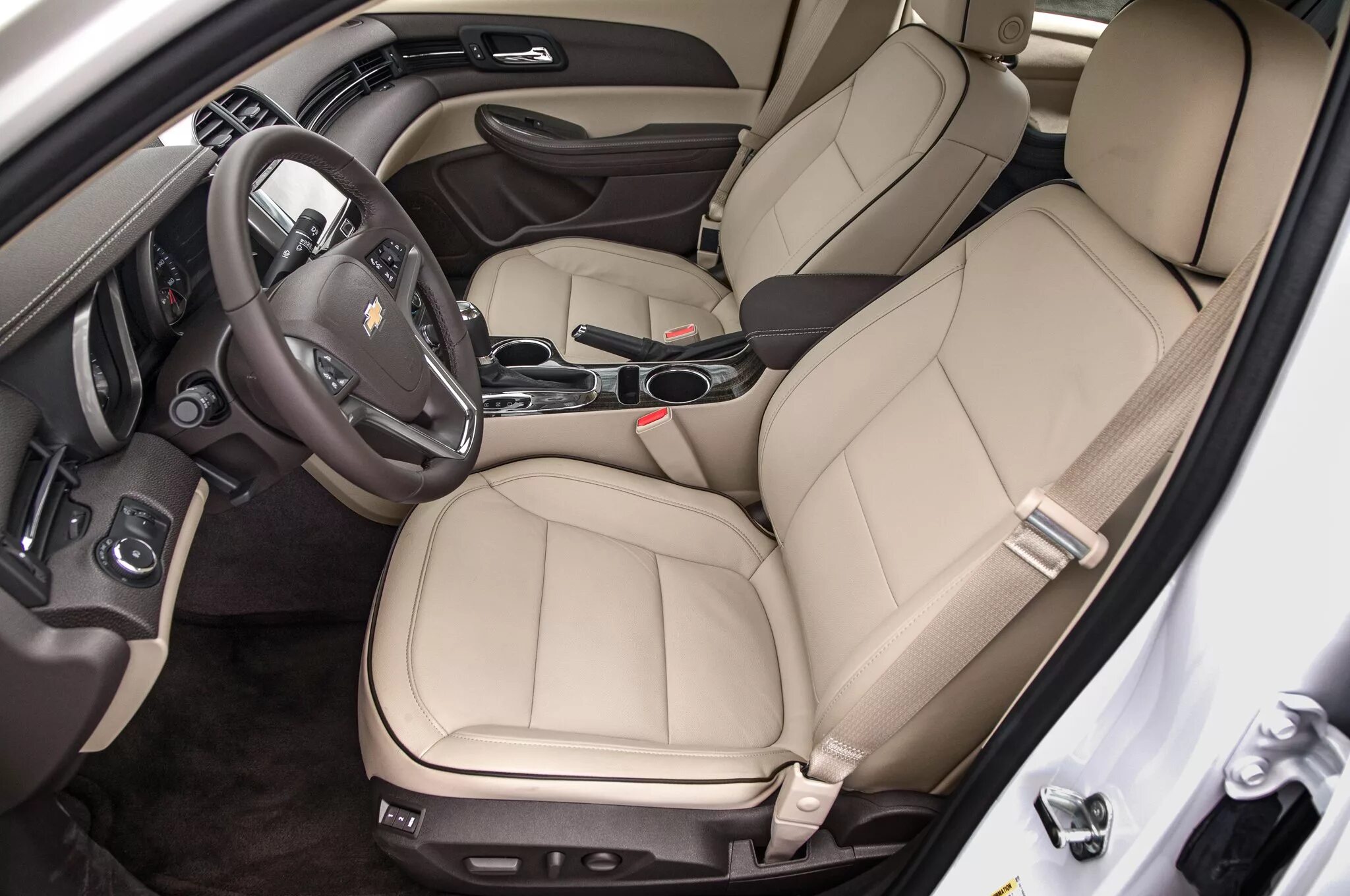 Hyundai solaris 2019 салон. Citroen ds4 crossback. Chevrolet cruze 2018 хэтчбек. Kia rio 4 салон. Chevrolet cruze 2020.