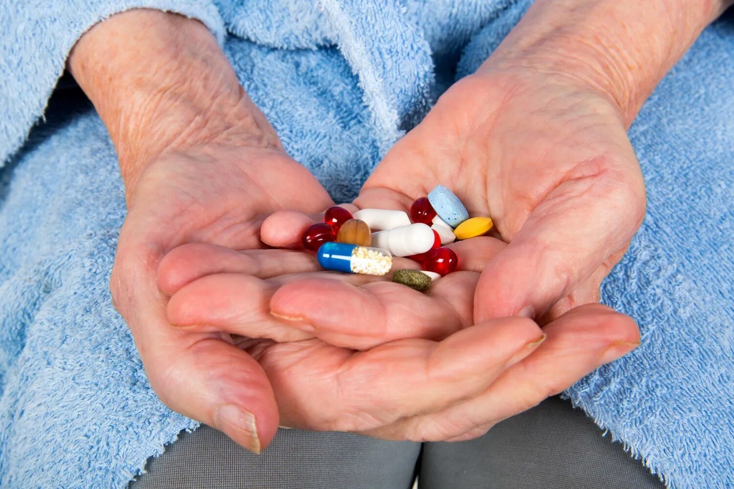 Таблетки для пожилых мужчин. Пожилые люди и лекарства. Таблетки для пожилых. Лекарства для пенсионеров. Старик с лекарством.