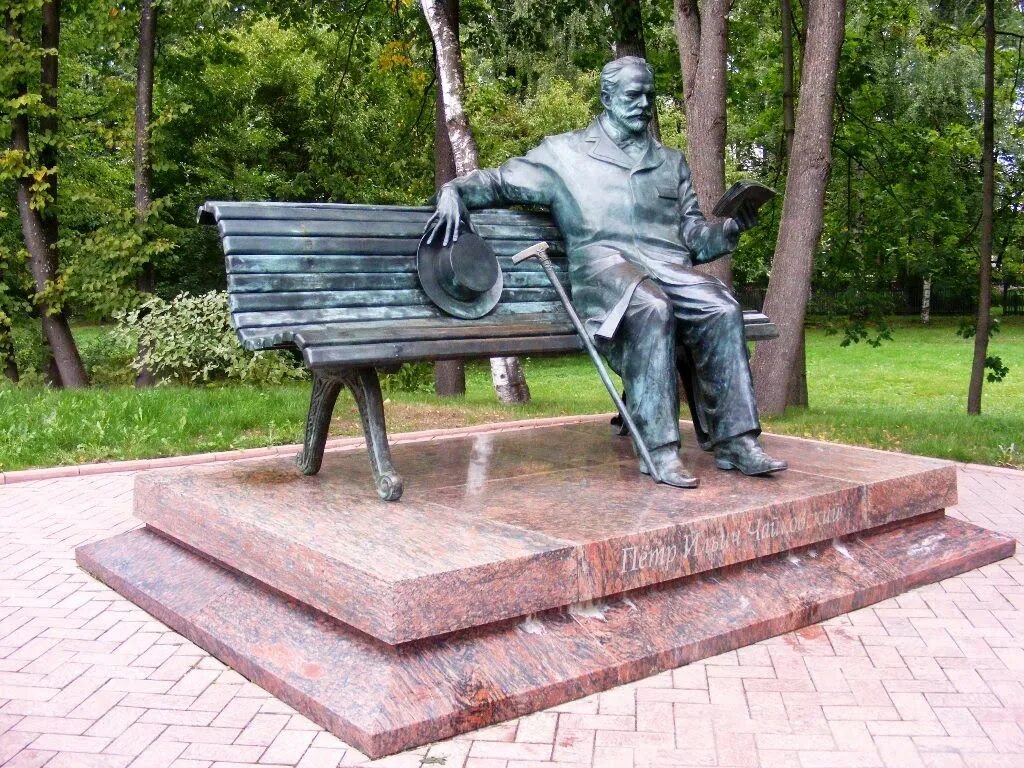 Памятник чайковскому в воткинске. Памятник чайковскому в воткинске. Памятник п. Чайковский город москва. Чайковский пётр ильич памятник.