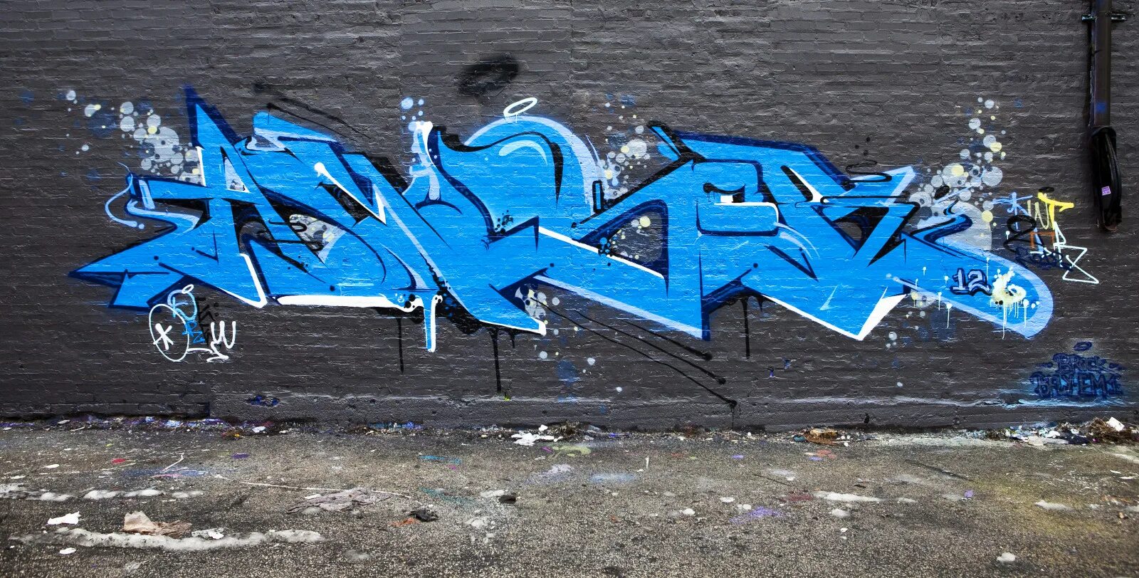 Граффити голубой. Синие граффити. Граффити красками на стене. Граффити голубой. Граффити на синем фоне.
