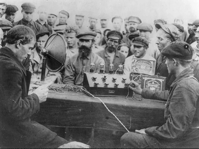 Человек с радиоприемником. Слушать радио первый. Радиосвязь 20 века. Радио краснодар. Первое радио кубани логотип.